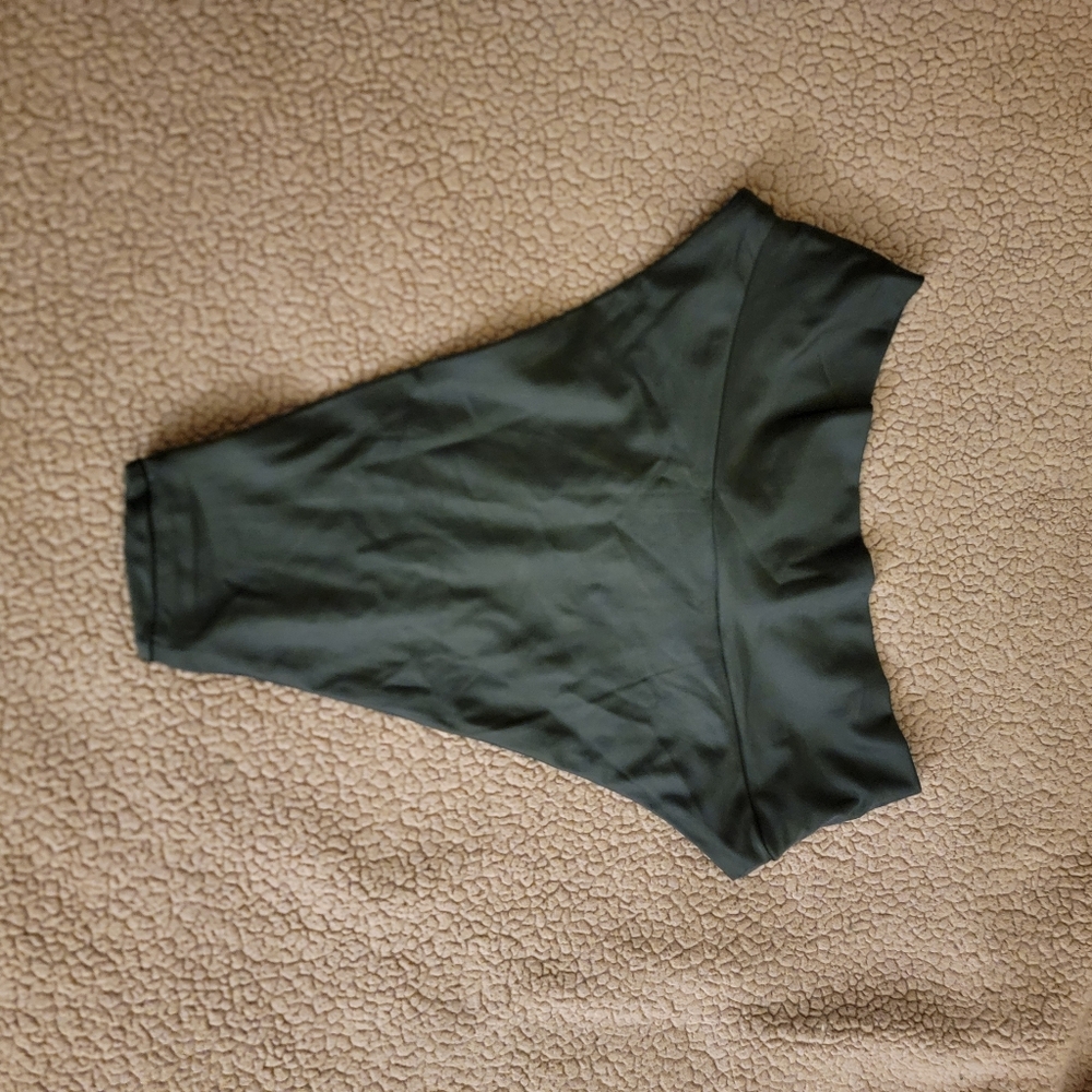 Black bottom - Picture 2 of 4